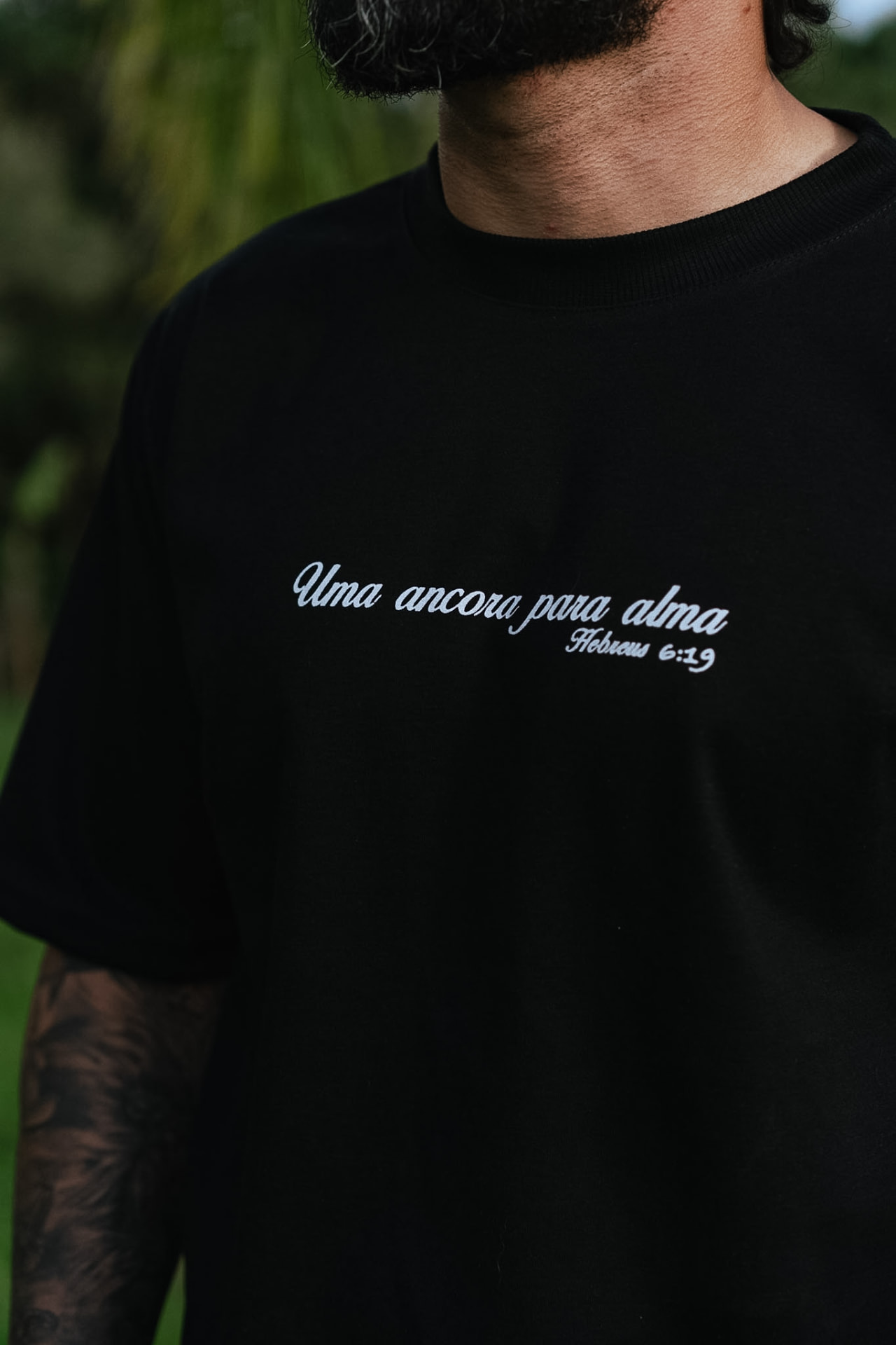 Camiseta preta “Uma âncora para alma” (frente)
