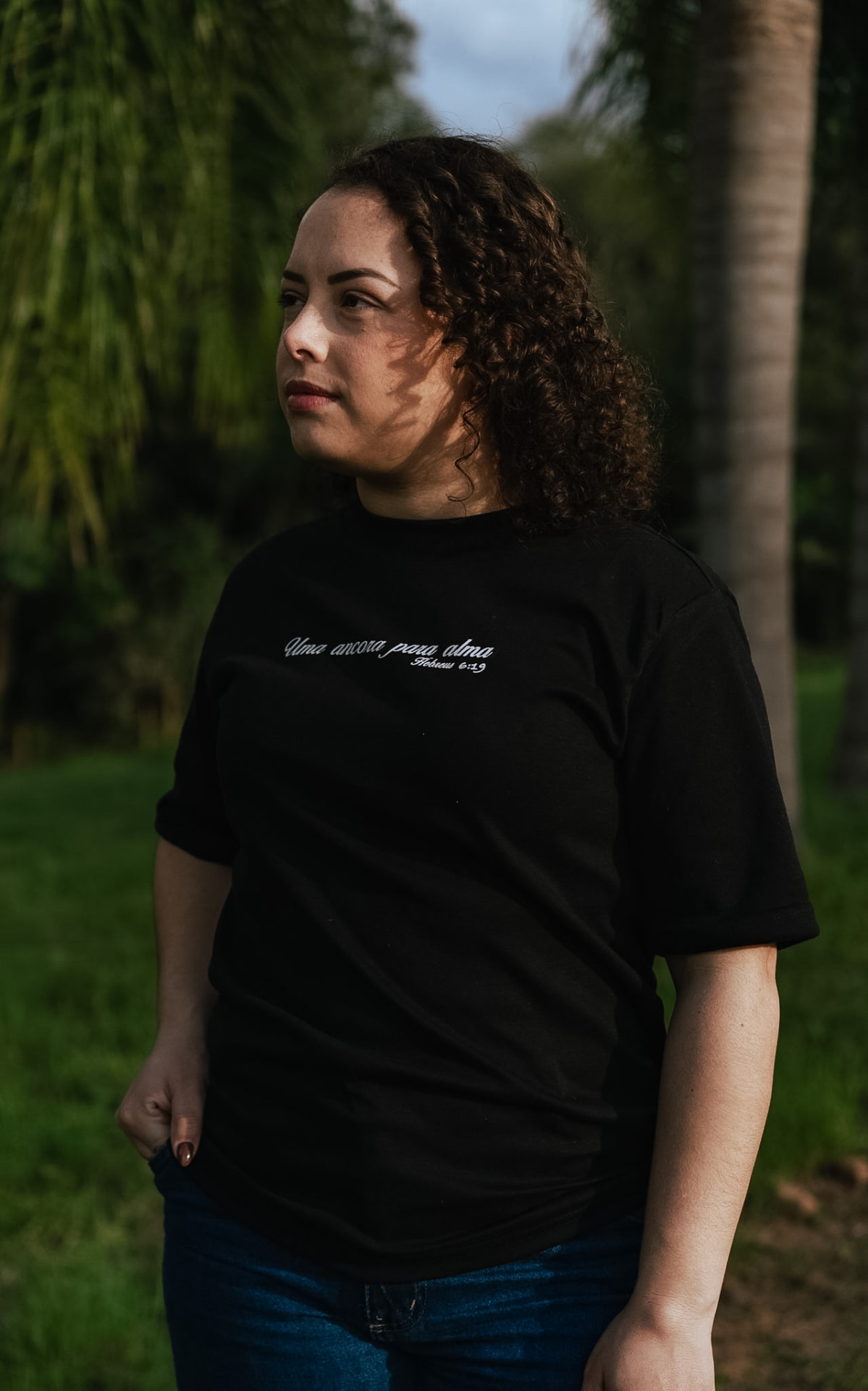 Camiseta preta “Uma âncora para alma” (look feminino)
