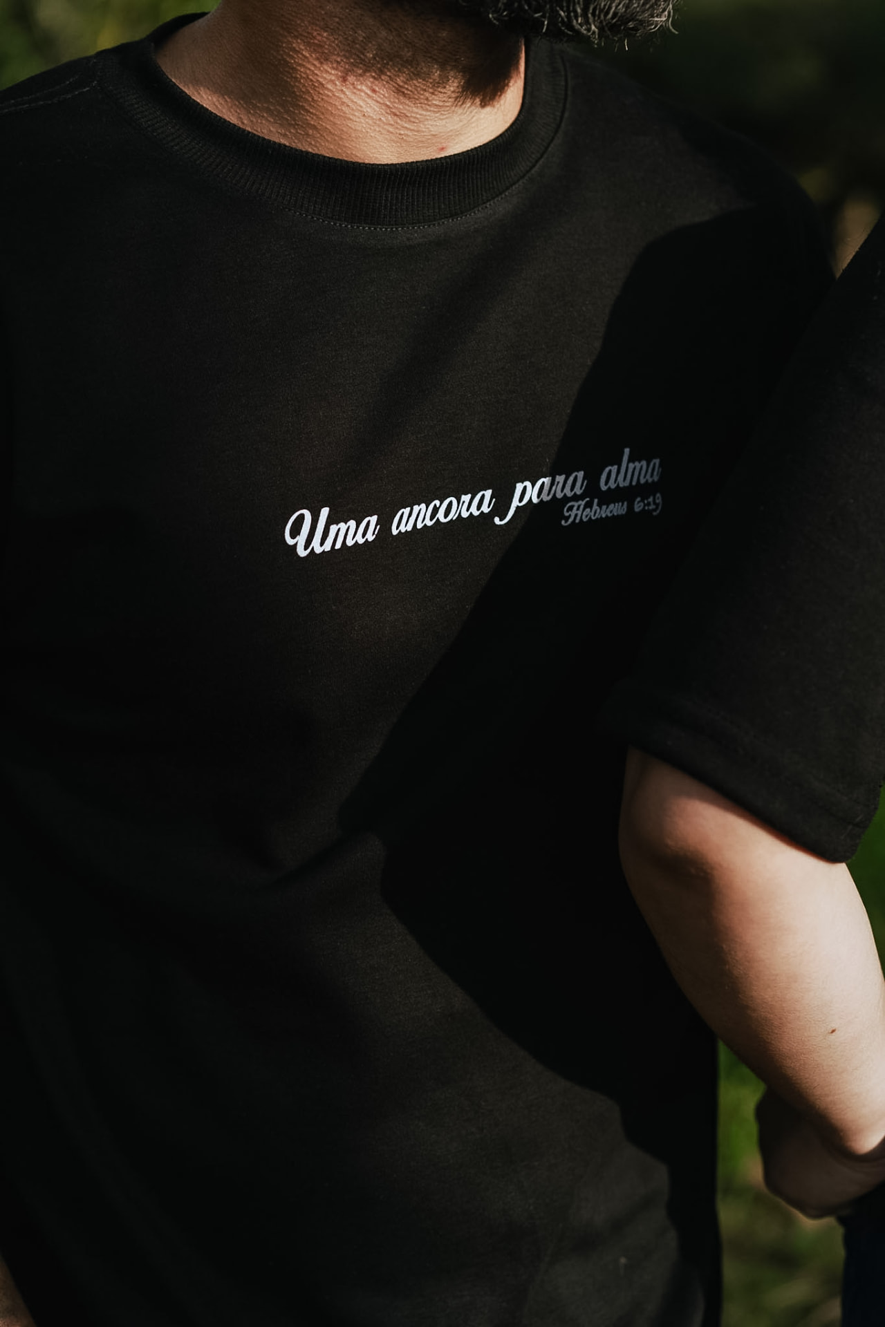 Camiseta preta “Uma âncora para alma” (detalhe)